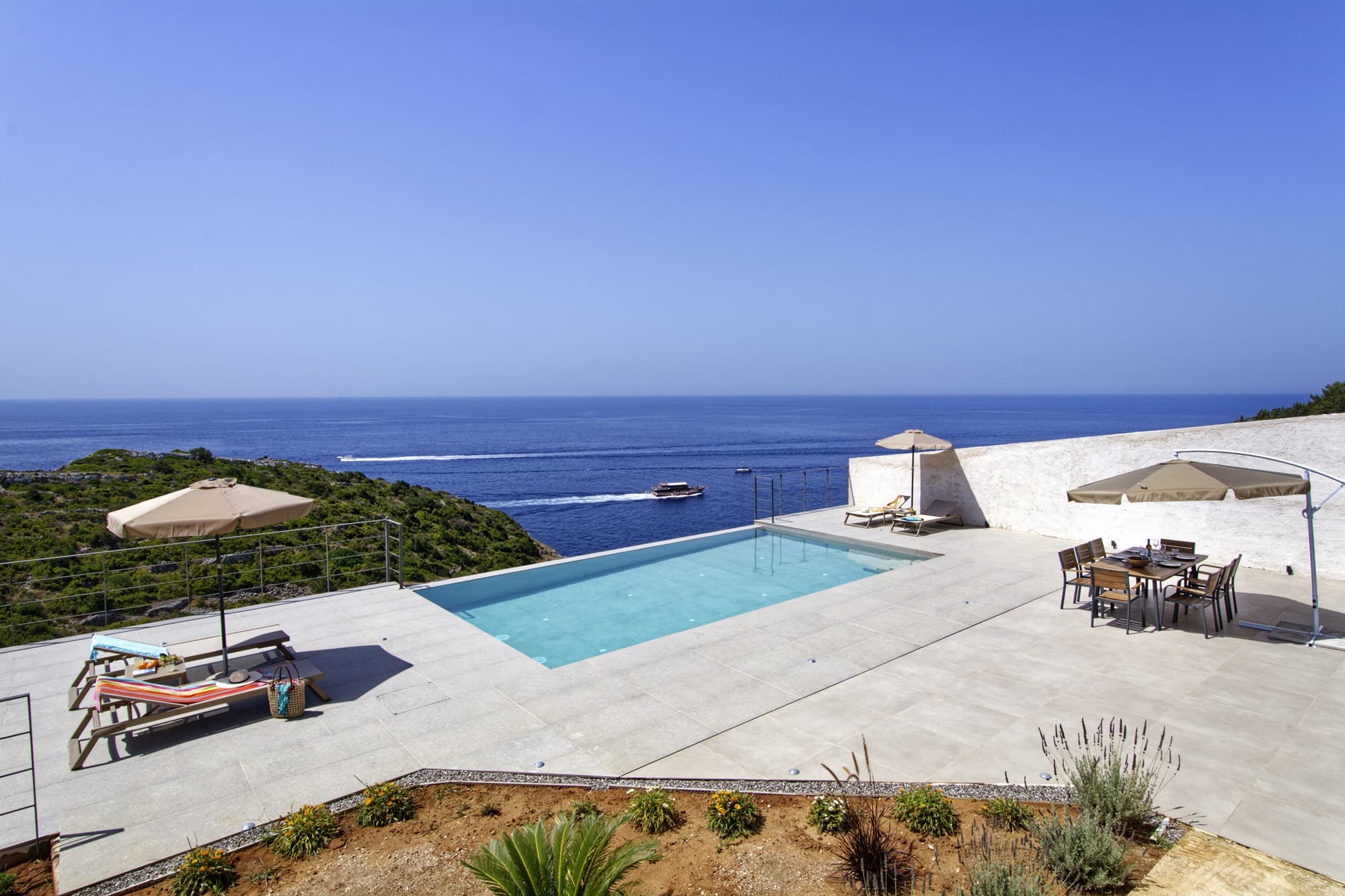 Luxury Villa & Infinity Pool Above Caves